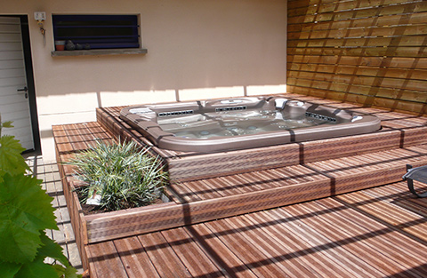 Intégration d'un jaccuzi hors sol : création d'une terrasse à 3 niveaux avec solarium